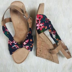 Aerosoles Floral Print Fabric Wedges NWOT